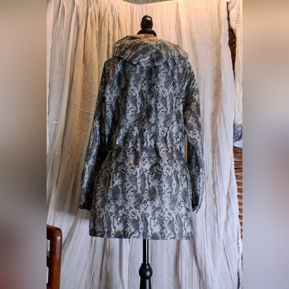 Chic Snake Print Lightweight Rain Jacket - Picture 4 of 5
